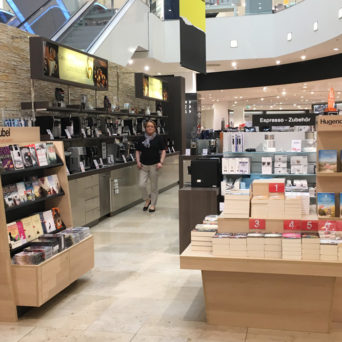 Bücherregale im Einkaufszentrum