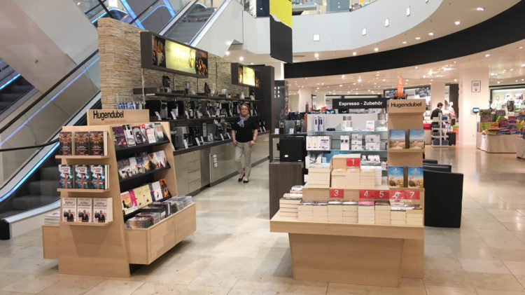 Bücherregale im Einkaufszentrum